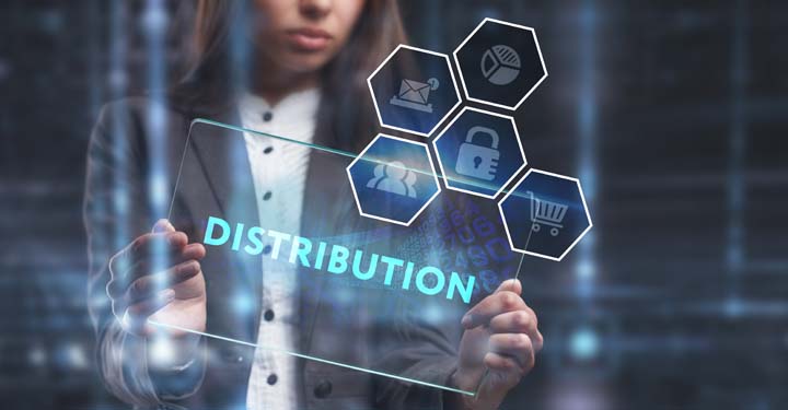 Mujer con traje sosteniendo una pantalla táctil de vidrio futurista con el texto azul "distribución en ella" con hexágonos azules proyectados junto a ella con símbolos en ella