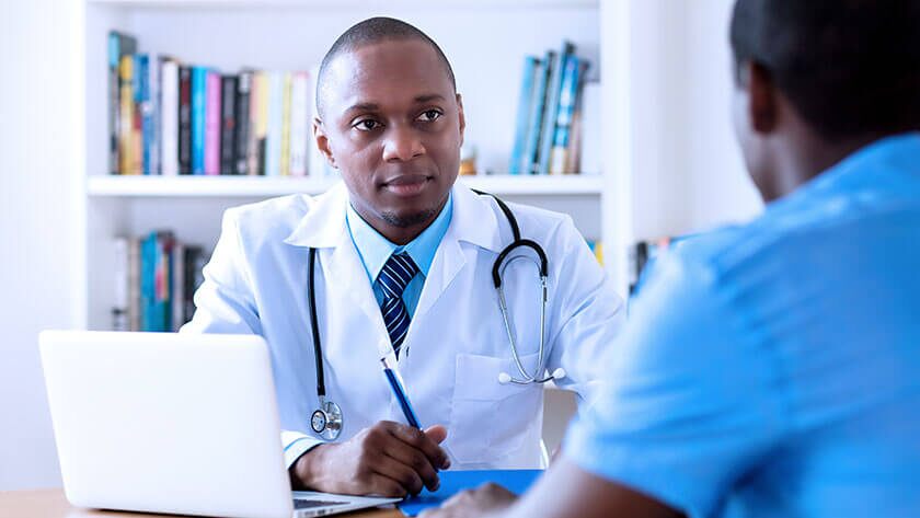 doctor-hablando-con-paciente