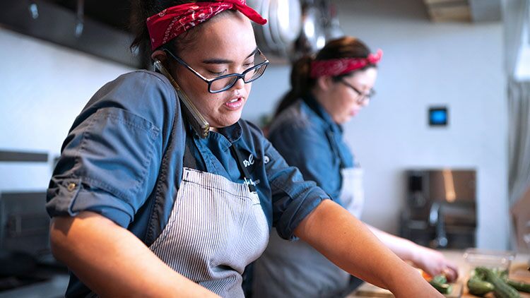 mujeres cocinando restaurante