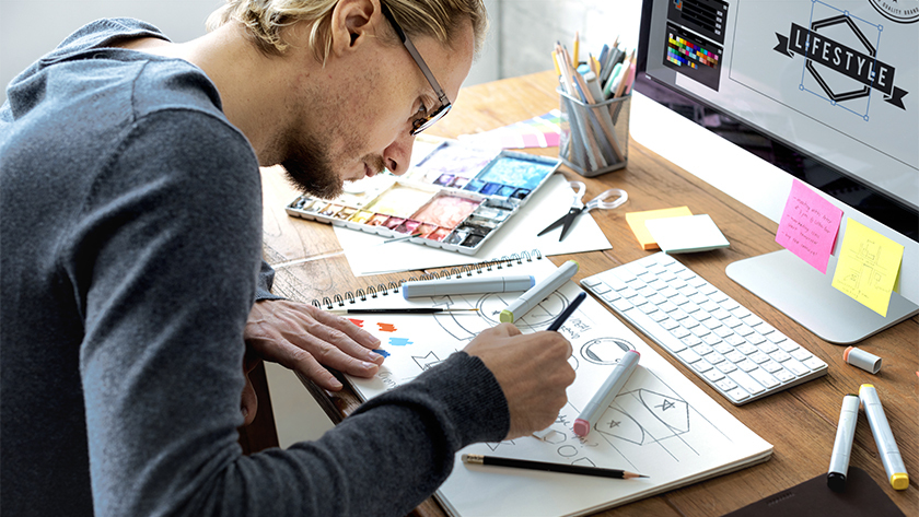 diseñador gráfico trabajando en un proyecto