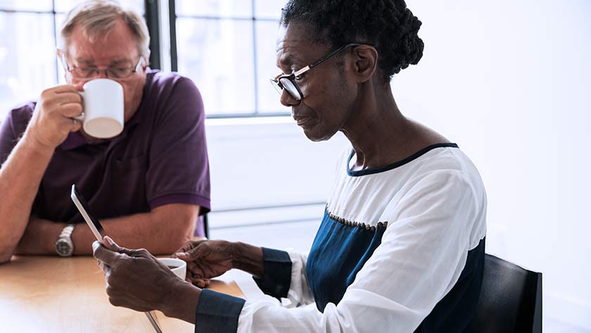 pareja-jubilada-en-tableta