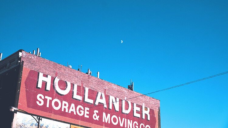 Nombre comercial pintado en el costado del edificio