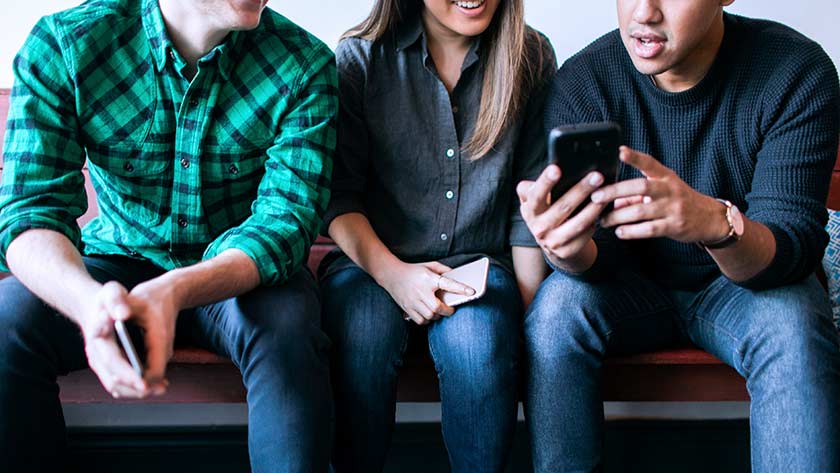 Los jóvenes miran el teléfono móvil