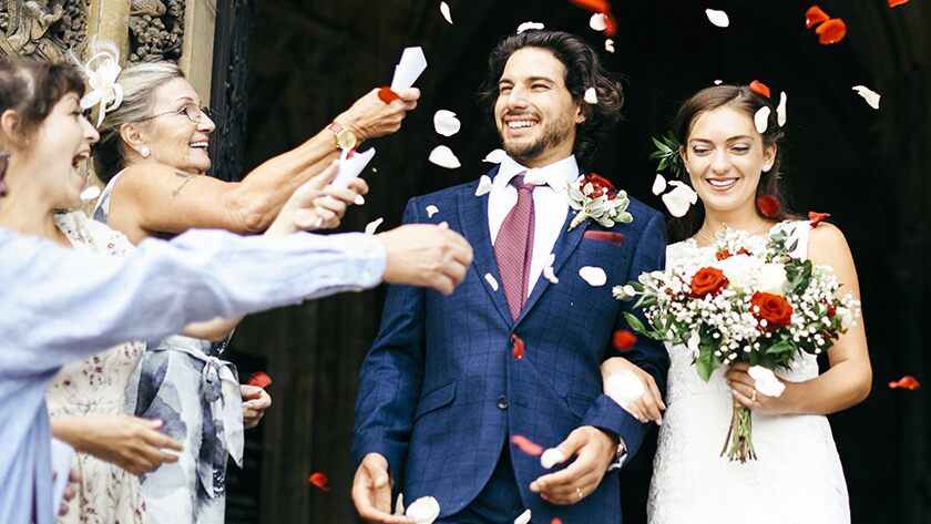 lanzando flores a una pareja casada