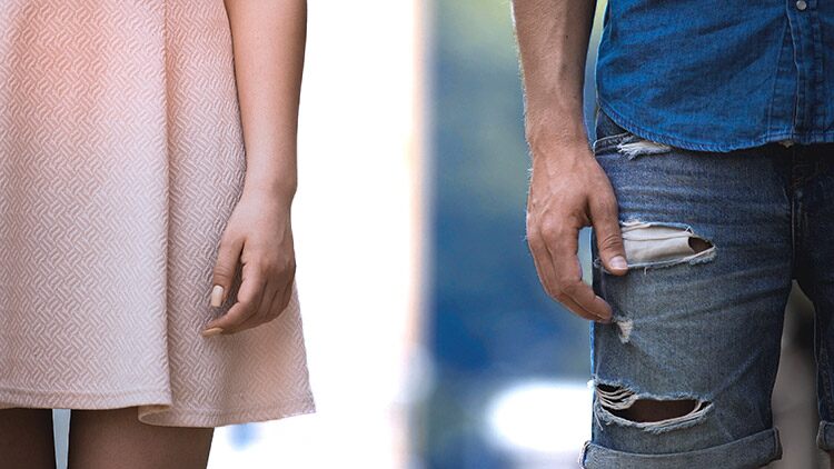 Mujer y hombre parados uno al lado del otro con las manos colgando